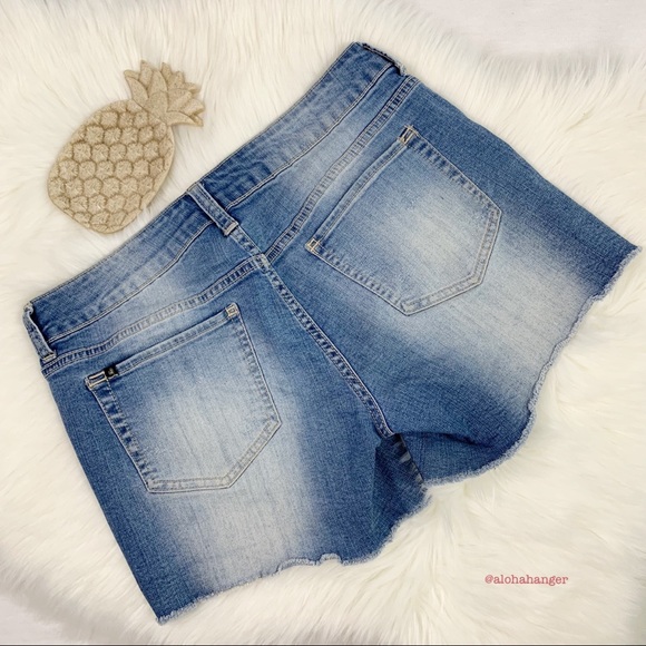 Lovesick Sz. 9 Thick Stretchy Distressed Jean Shorts EUC! - Picture 4 of 5